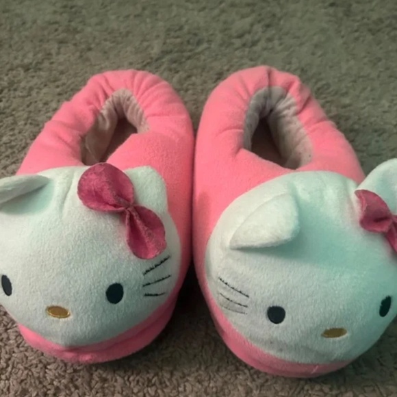 Hello kitty slippers worn - Picture 3 of 4